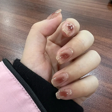Kurze Eckige Abgerundete Aufklebenägel Mit Blush Farbverlauf Und Goldenem Glitzer Elegant Maniküre Kunstnägel