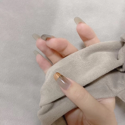 Unghie Finte Grigio Occhio Di Gatto Bordo Dorato Forma Bara Lunga Manicure Elegante Minimalista Lusso