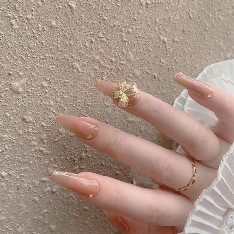 Unghie Finte Trapezoidali Lunghe Farfalla 3D Oro Künstliche Perle Strass Francese Elegante Lusso Nude Mocha Rimovibili