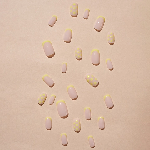 Unghie Finte French Tip Gialle Stampa A Cuori Con Linguette Adesive E Lima Per Unghie Stile Dolce Per Donne