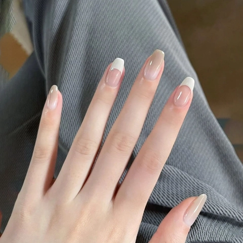 Handgemachte Französische Press On Nägel Kurzes Trapez Nude Pink Weiße Spitzen Elegante Maniküre Mit Strasssteinen Gelee Kleber