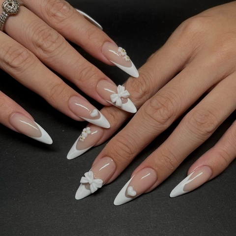 Franse Press On Nagels Amandel Stiletto Vorm Met 3D Witte Strik Hart Bloem Decor Elegant Nude Roze