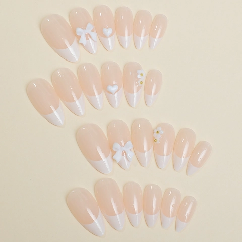 Franse Press On Nagels Amandel Stiletto Vorm Met 3D Witte Strik Hart Bloem Decor Elegant Nude Roze