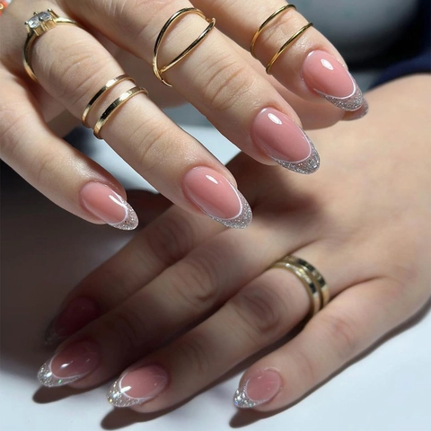 Unghie Finte Francesi Mandorla Base Rosa Nude Punte Glitter Argento Lucido Unghie Lunghe Manicure Donna