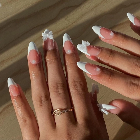 French Tip Press On Nägel Lange Mandelform Glänzendes Nudepink Mit Weißen Schleifen Und Künstliche Perlen Künstliche Fingernägel Für Damen