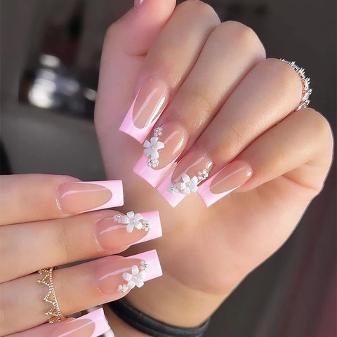 Unghie Finte Lunghe Quadrate Sfumate Rosa Stile Francese Con Decorazioni Floreali 3D Bianche E Perline Argentate Elegante