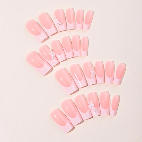 Unghie Finte Lunghe Quadrate Sfumate Rosa Stile Francese Con Decorazioni Floreali 3D Bianche E Perline Argentate Elegante