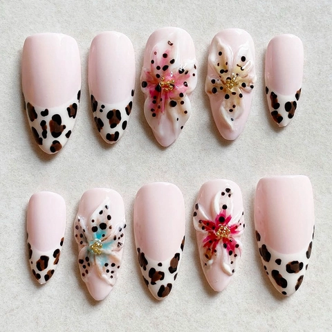 Handgefertigte Mandel Drucknägel 3D Blumen Leopardenmuster French Tip Rosa Glänzende Künstliche Nägel Damen