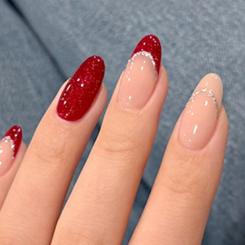 Unghie Finte Press On Punta Rossa Francese Forma Mandorla Nude Rosa Con Linea Glitter Argento Per Donne