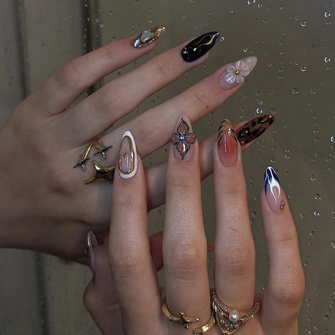 Luxury Press On Nails Almond Shape 3D Leopard Flame Patterns Gold Rhinestones Long Stiletto Professional Manicure Style