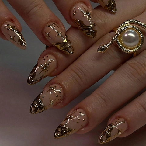 Amandel Plaknagels Nude Roze Verloop Gouden Lijnen Sterpatronen Steentjes Glanzende Elegante Lange Kunstnagels