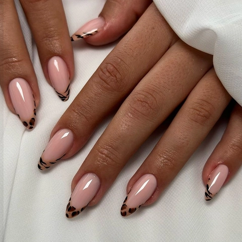 Unghie Finte Press On Stampa Leopardata Francese Forma A Mandorla Rosa Nudo Manicure Lucida Per Donne Stile Elegante