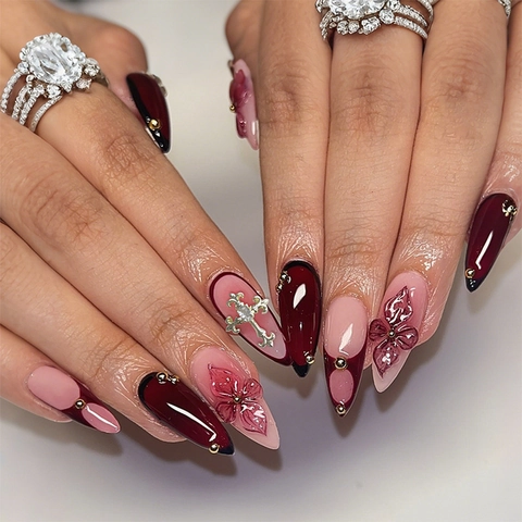 Press On Nägel Lange Mandelform Gradient Burgund Rosa 3D Relief Blume Strass Kreuz Goldperle Glänzend Elegant