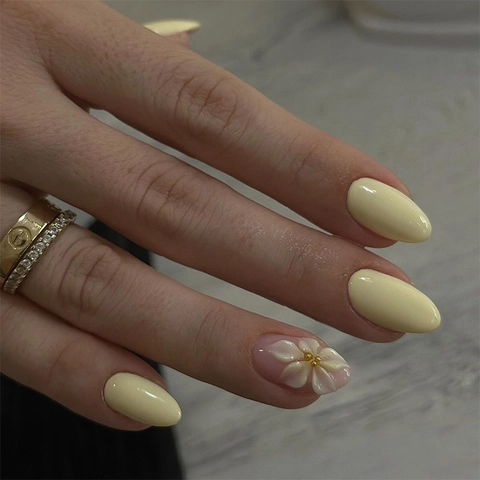 Uñas Postizas Press On Francesas Amarillas Forma Almendra Con Flor Relieve Perlas Doradas Brillantes
