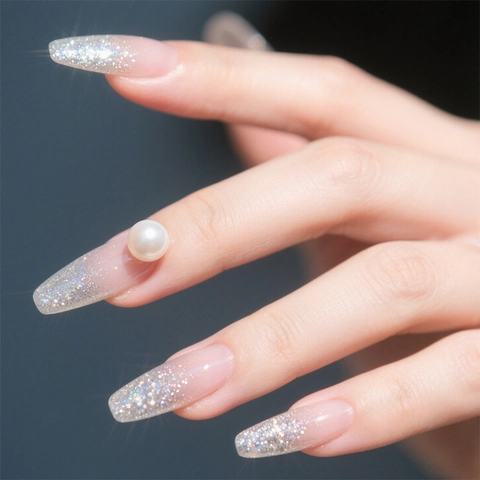 Uñas Postizas Largas Ataúd Estilo Francés Degradado Brillo Plateado Acento Perla Artificial Rosa Nude Semitransparente Para Mujeres