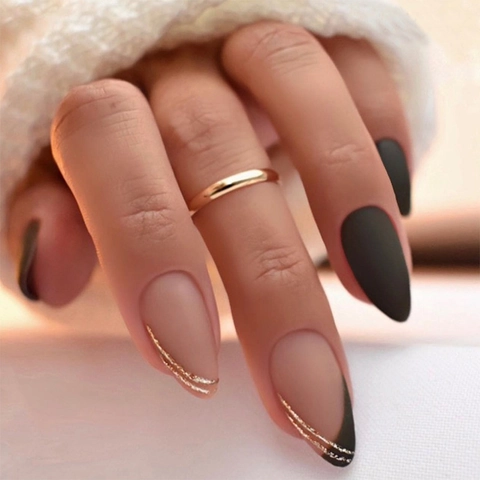 Unghie Finte Opache A Mandorla Design Onde Francesi Linea Glitter Nero Nude Per Donna