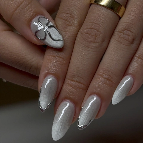 Kunstnagels Press On Nails Zilvergrijs Cat Eye Glanzend Amandelvorm Met 3D Metalen Strik Voor Dames