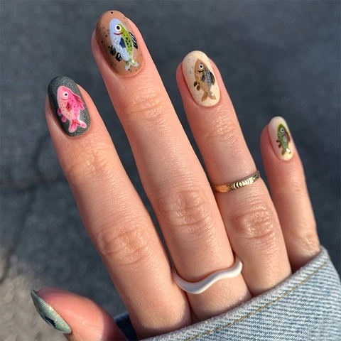 Press On Nägel Cartoon Fisch Muster Oval Lang Rund Künstliche Falsche Nägel Für Frauen DIY Maniküre Handbemalter Stil Harz