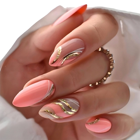 Unghie Finte A Pressione Forma Mandorla Stile Francese Rosa Corallo Con Linee Glitter Oro E Motivo A Onde Bianche