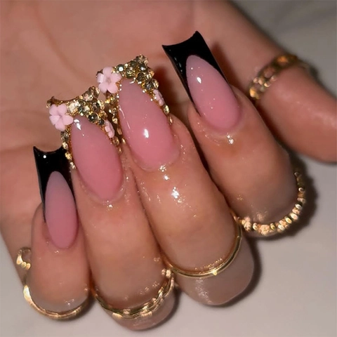 Lange Künstliche Nägel Sargform Schwarz French Tips Rosa Kunstnägel Mit 3D Blumen Strass Elegante Maniküre Damen