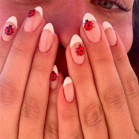 Amandel Press On Nails Witte Franse Tip 3D Rode Lieveheersbeestje Schattige Cartoon Plastic Kunstnagels Vrouwen DIY