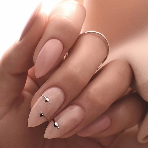 Press On Nagels Amandelvorm Nude Roze Glanzend Kunstnagels Zilveren Hart Patroon Elegant DIY Manicure Voor Vrouwen