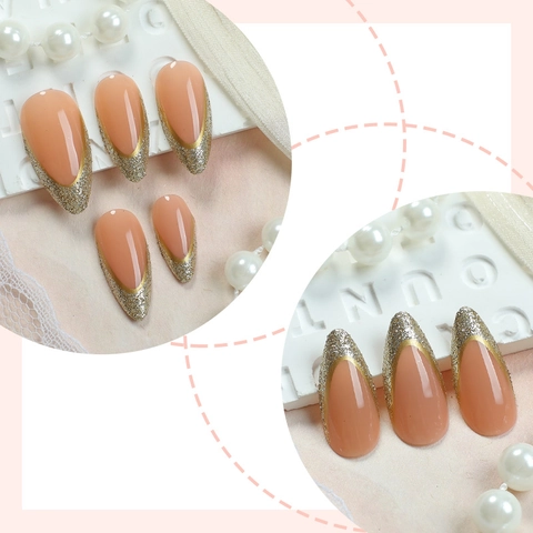 Unghie Finte A Pressione Con Punta Francese Glitterata Oro Forma A Mandorla Base Rosa Nude Lucida Per Donna