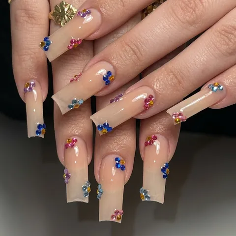 Unghie Finte Lunghe Quadrate Base Rosa Nude Con Motivi Di Fiori In Strass Colorati Da Applicare