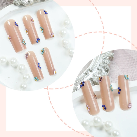 Unghie Finte Lunghe Quadrate Base Rosa Nude Con Motivi Di Fiori In Strass Colorati Da Applicare