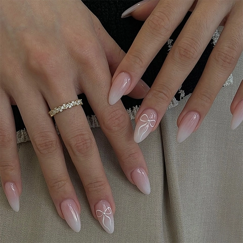 Faux Ongles Ombré Français Forme Amande Dégradé Rose Blanc Avec Motif De Nœud Blanc Et Künstliche Perles Manucure Élégante