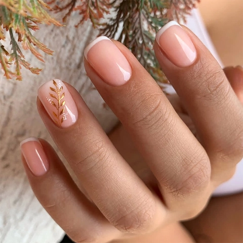 French Tip Press On Nails Nude Pink Kurz Quadratisch Künstliche Fingernägel Mit Goldenem Blattmuster Elegante Maniküre