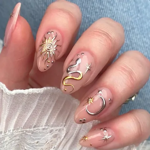 Press On Nails Mandelform Nude Pink Mit 3D Metall Sonne Mond Stern Schlange Charms Künstliche Nägel Für Frauen