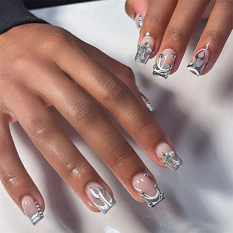 Faux Ongles À Presser Avec Croix En Strass Et Motifs De Flammes Argentées Chrome Métallique Style Y2K Pour Femmes