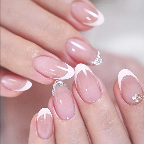 Unghie Finte French Con Punte Bianche Glitter Argento Strass Künstliche Perle Decorazione Forma A Mandorla Base Rosa Manicure Fai Da Te Elegante