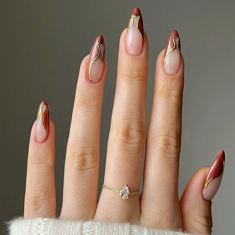 Unghie Finte A Pressione Stile Francese Forma Mandorla Marrone Nude Bianco Con Linee Ondulate Dorate