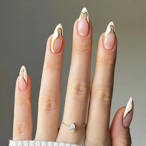 Press On Nagels Amandelvorm Franse Witte Punten Gouden Metalen Lijnen Nude Roze Kunstnagels Stijlvolle Manicure