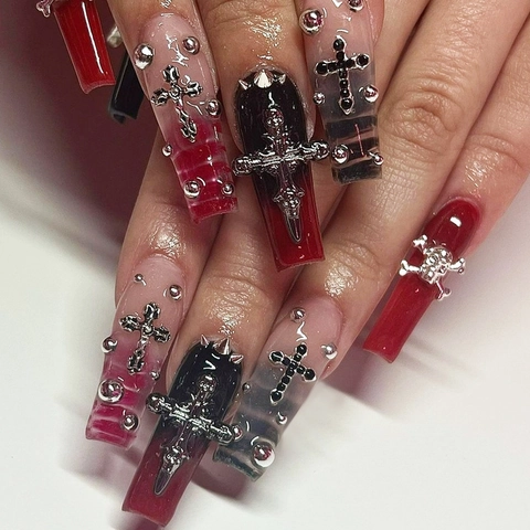 Unghie Finte Long Coffin Gothic Cross Skull 3D Metal Charms Red Black Ombre Unghie Artificiali Con Lima Linguette Adesive