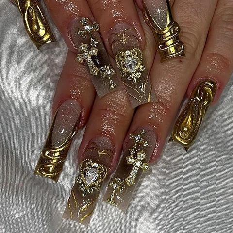 Uñas Postizas Cuadradas Extra Largas Press On Gótico Relieve Dorado Cruz Metálica Corazón Diamantes Ombré