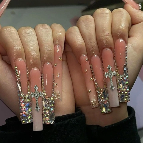 Uñas Postizas Largas Ataúd Degradado Rosa Blanco Con Cruz De Metal Plateado Diamantes De Imitación Y Colante Letra Estilo Y2K