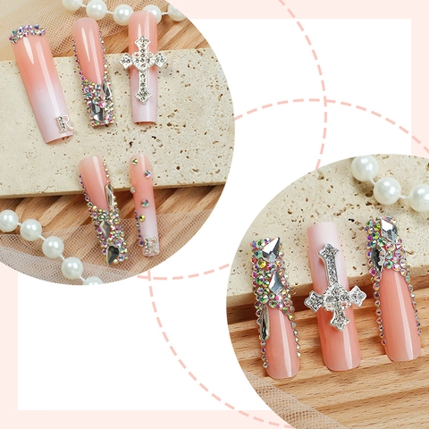 Uñas Postizas Largas Ataúd Degradado Rosa Blanco Con Cruz De Metal Plateado Diamantes De Imitación Y Colante Letra Estilo Y2K