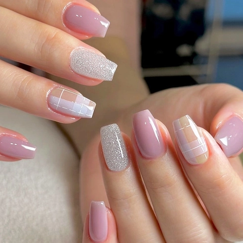 Franse Gradiënt Press On Nagels Glanzend Lila Zilveren Glitter Beige Ruitpatroon Doodskist Vorm Kunstnagels DIY Manicure