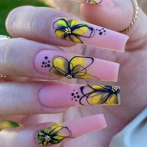Uñas Postizas Largas Coffin Rosadas Mate Patrón Flores Amarillas Cuentas Doradas Uñas Artificiales Mujeres Dulce Elegante