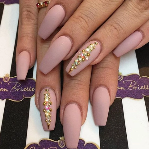 Unghie Finte Press On Coffin Lunghe Malva Opache Con Rinestones E Borchie Dorate Ballerina Nail Art Per Donne