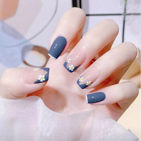 Unghie Finte Press On French Tip Motivo Floreale Margherita Forma Quadrata Corta Lucido Unghie Artificiali Per Donne Stile Dolce Autunno