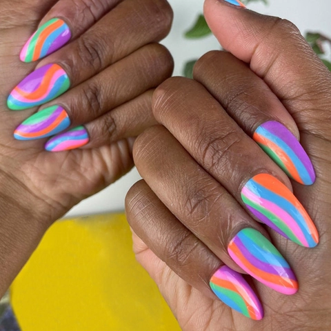 Rainbow Wave Press On Nails Mandelform Bunte Glänzende Linienkunst Künstliche Maniküre-Tips Für Frauen