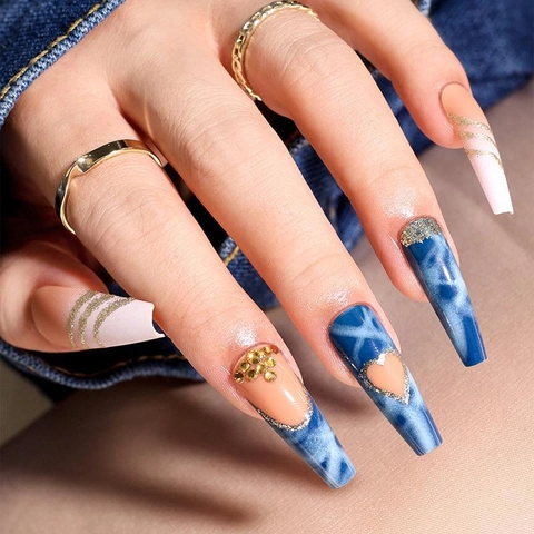 Lange Sarg Kunstnägel Denim Stil Französische Spitze Herz Muster Glitzer Straßsteine Künstliche Fingerspitzen