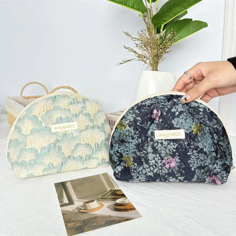 Trousse De Maquillage En Jacquard Floral Semi Circulaire Pochette Cosmétique Portable Sac De Toilette Style Français