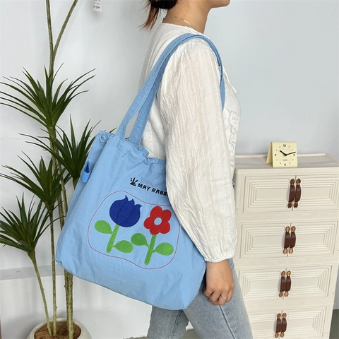 Polyester Tote Shoulder Bag Large Capacity Flower Embroidery Drawstring Casual Commute Handbag For Women