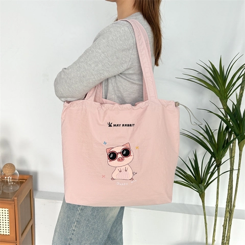 Large Capacity Shoulder Tote Bag Polyester Drawstring Closure Cartoon Pig Embroidery Casual Fashion Women Handbag