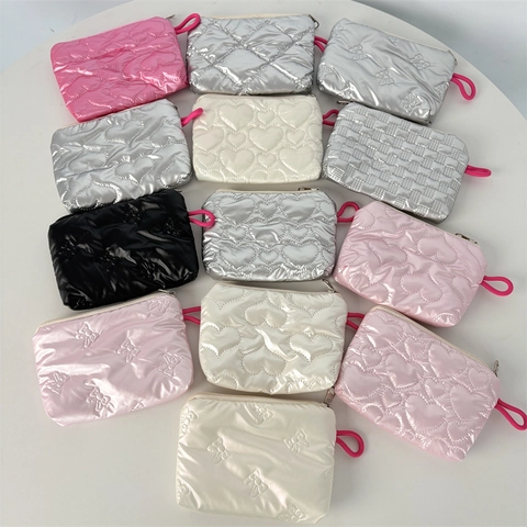 Glänzendes PU Leder Gestepptes Herz Schleife Muster Münzbörse Kleine Makeup Aufbewahrungstasche Mit Handschlaufe Für Damen Mädchen